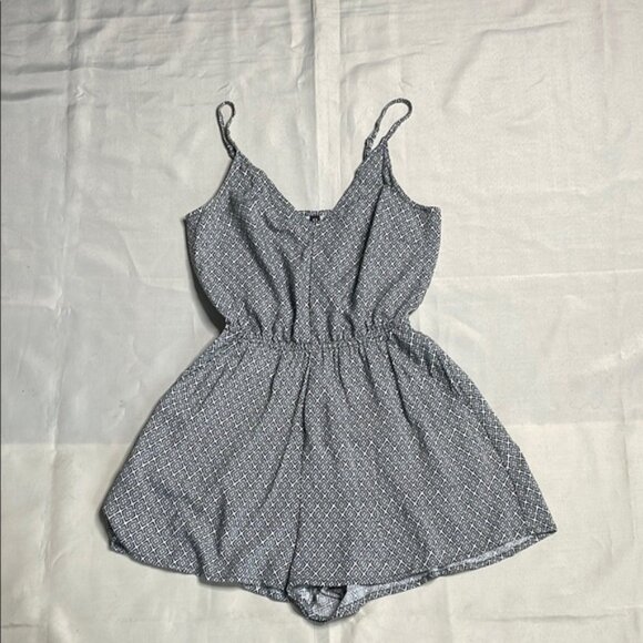 Black and White Patterned Romper - Picture 3 of 7